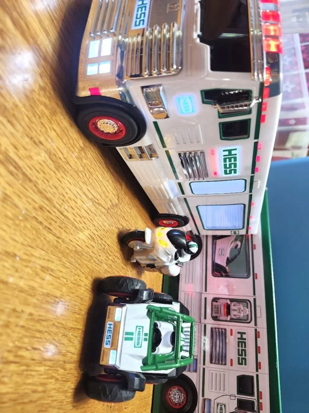 Hess 2018 RV with ATV & Motorbike Motorcycle race car lights sirens Collectible